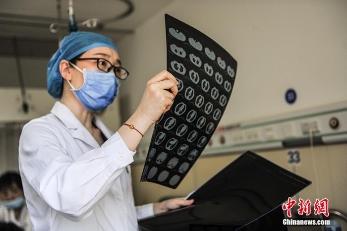 郑宝英正在看一名患儿的检查结果 中新网记者 翟璐 摄