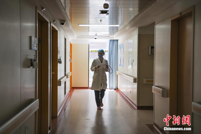 郑宝英在住院部查房 中新网记者 翟璐 摄