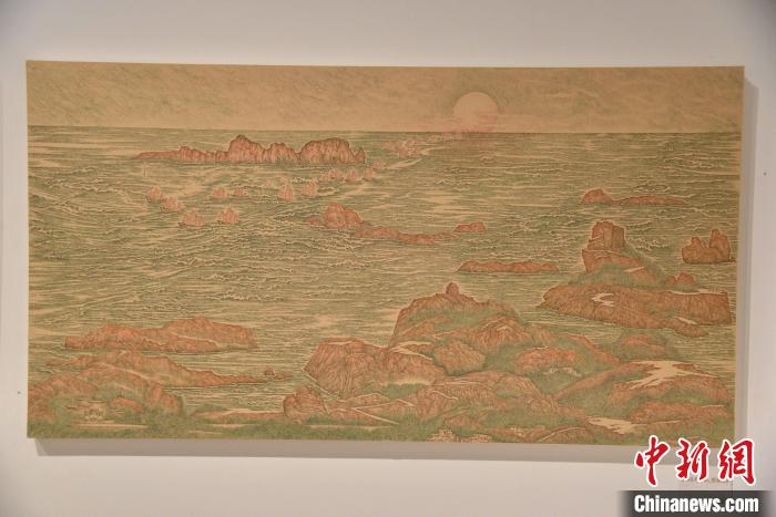 《两岸半屏山》钢笔画作品展现的浙江温州洞头半屏山分卷。 范宇斌 摄