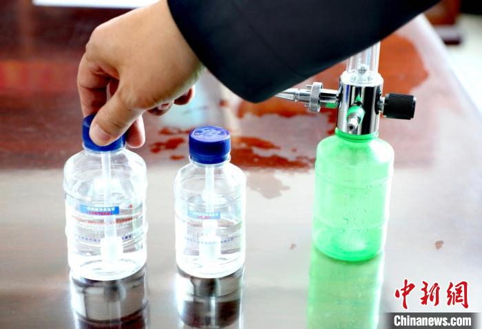 图为一次性使用鼻氧管等。　魏建军 摄