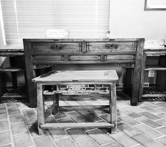 图为调查组在东洲调查时使用过的办公桌椅