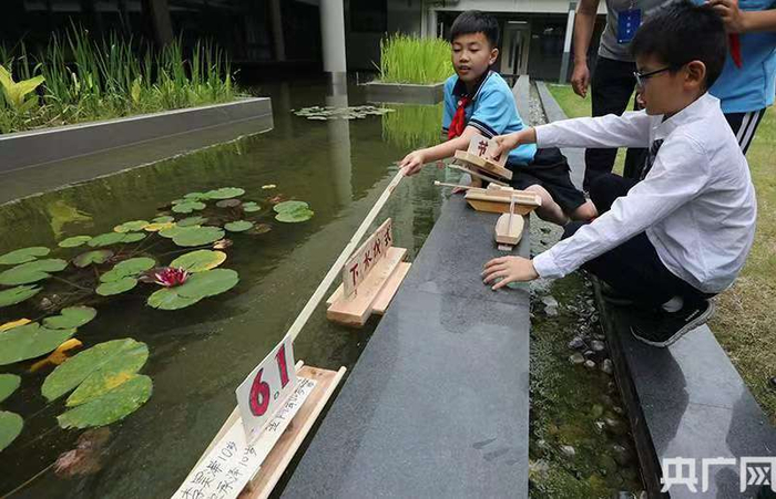 　　卖鱼桥小学学生为自己制作的手工木船举行“下水仪式”（央广网记者 魏炜 摄）