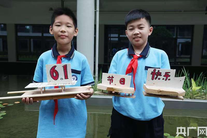 　　卖鱼桥小学学生展示自己手工制作的船只（央广网记者 魏炜 摄）