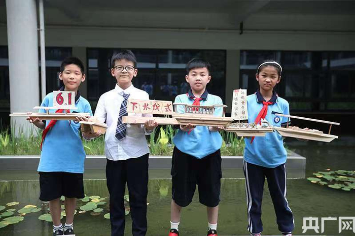 　　卖鱼桥小学学生展示自己手工制作的船只（央广网记者 魏炜 摄）