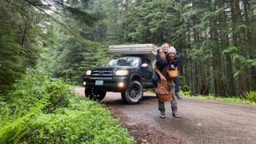 求婚成功后的林登和德西蕾（图源：CNN）