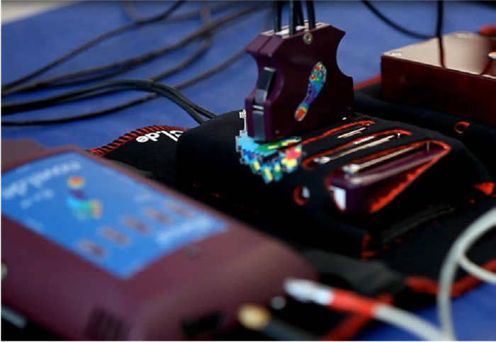 （图注：爱慕运动机能服装研究中心仪器）