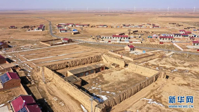 ▲2021年3月3日拍摄的宁夏盐池县曾记畔村冯家老宅，1936年毛泽民曾来这里了解农村情况（无人机照片）。图/新华社发