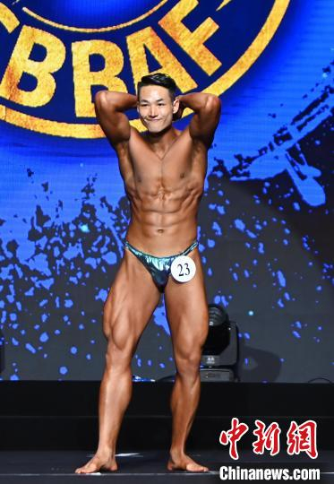男子健美比赛现场。　安源 摄