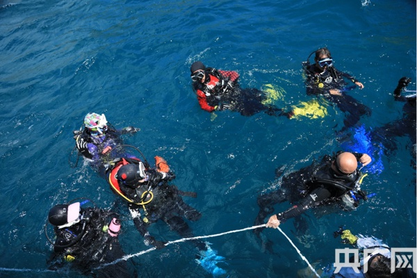 潜水爱好者下水。央广网发 郑立品 摄