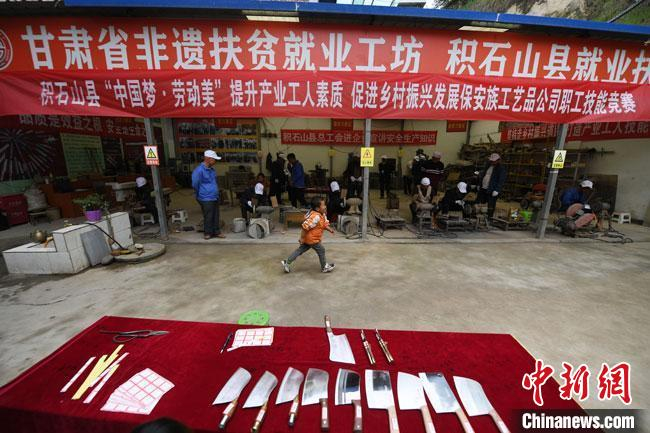 图为2021年“发展保安族腰刀锻制技艺技能竞赛”现场。　杨艳敏 摄