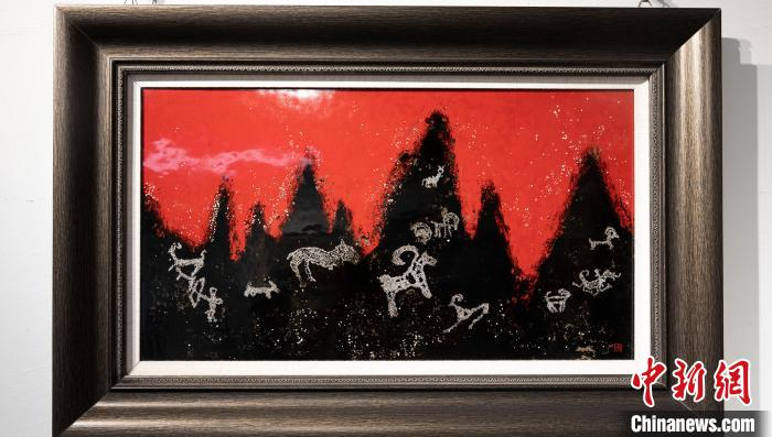 吕希勤创作的漆画。　杨迪 摄