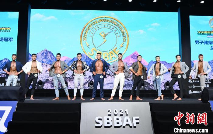 男子健身模特比赛现场。　安源 摄