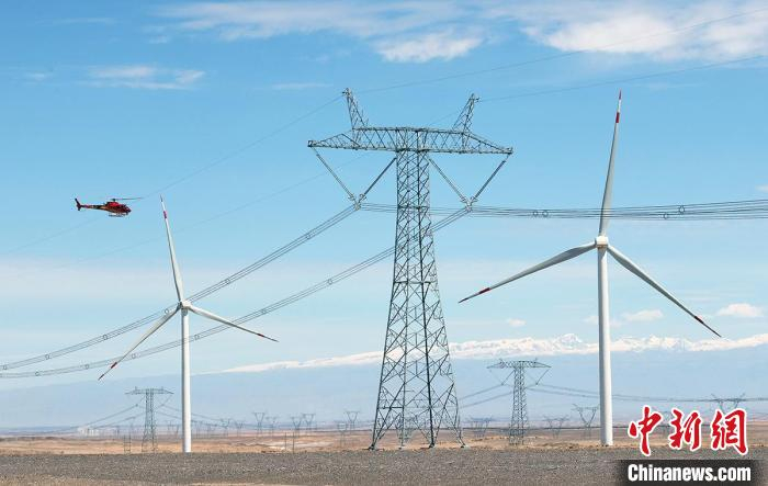 通过直升机巡视线路。　张利民 摄