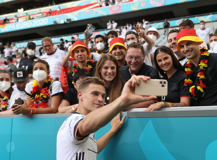 基米希赛后和家人自拍。