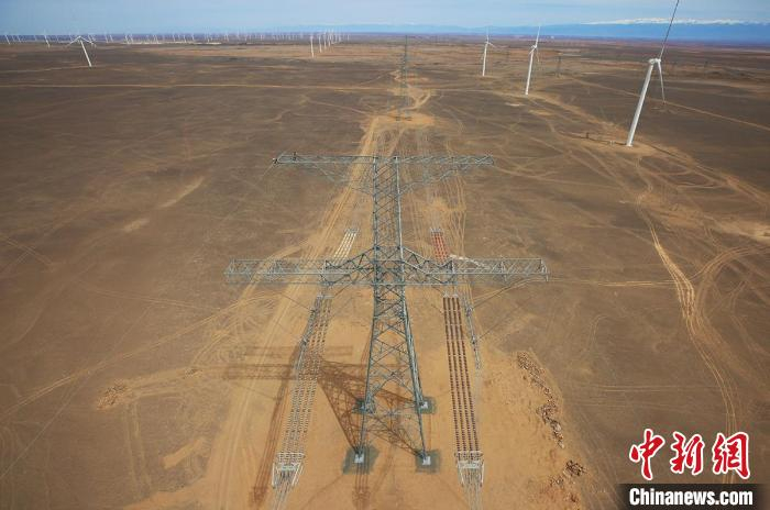 位于新疆哈密的±1100千伏昌吉－古泉特高压直流输电线路。　张利民 摄