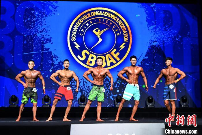 男子健体比赛现场。　安源 摄