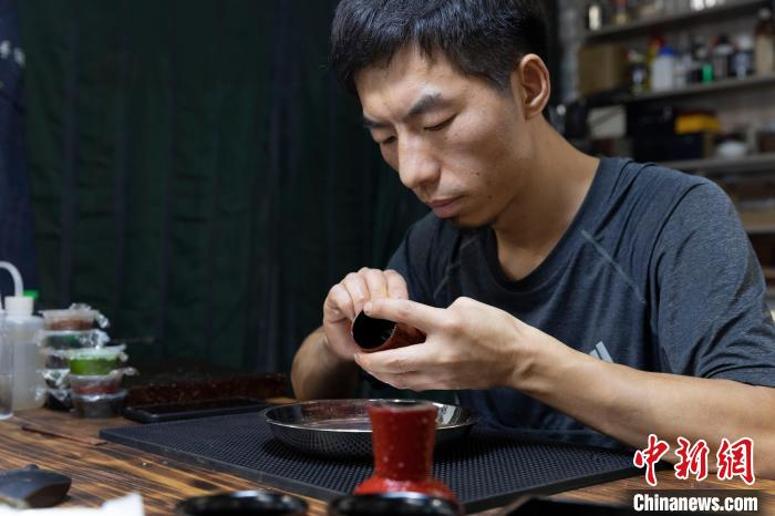 吕希勤正在制作漆器。　杨迪 摄