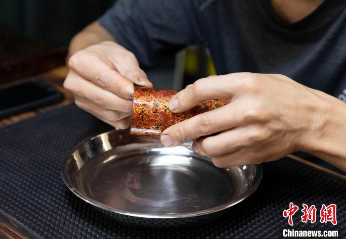 吕希勤正在制作漆器。　杨迪 摄