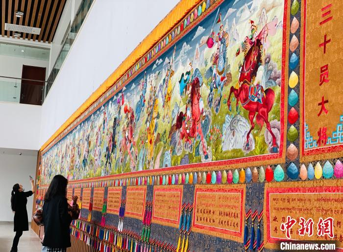 图为民众观赏长卷。　孙睿 摄