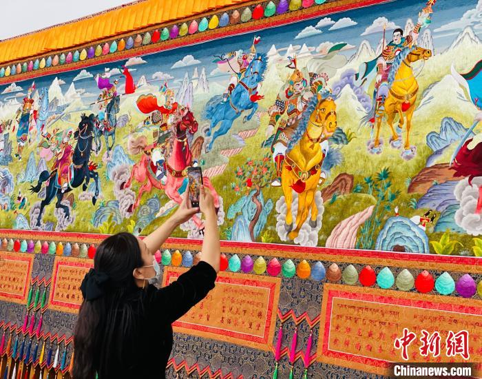 图为民众用手机拍摄长卷。　孙睿 摄