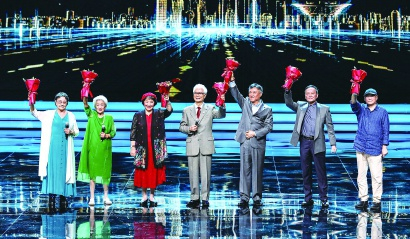  王晓棠、谢芳、祝希娟、梁波罗、达式常、童自荣、郑大里（从左至右）登台，与观众分享他们对电影艺术的初心和坚守 本报记者 王凯 摄 