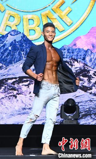 男子健身模特比赛现场。　安源 摄