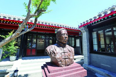 位于西城区魏染胡同的京报馆旧址（邵飘萍故居）内的邵飘萍铜像。光明日报记者&nbsp;闫汇芳摄/光明图片