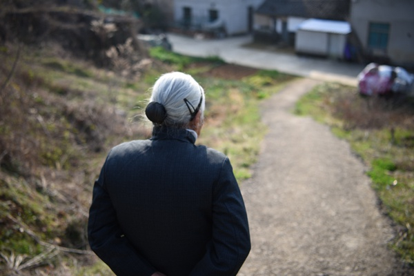 老人居住在半山腰，每日出门必经几个陡坡。