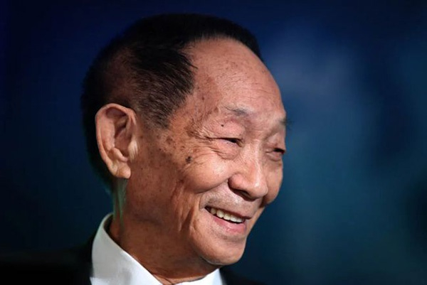 笑起来的袁隆平。
