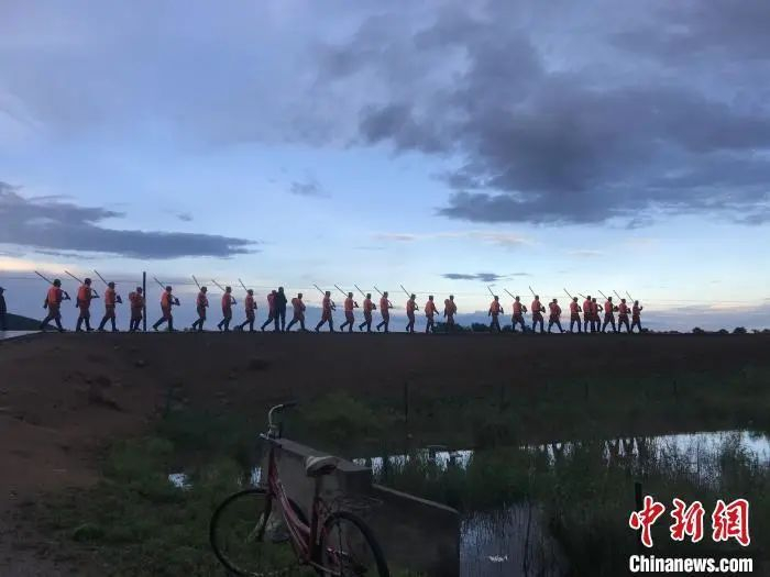 资料图：6月19日，内蒙古大兴安岭两地堤坝发生险情，大兴安岭森林消防指战员进行救援。