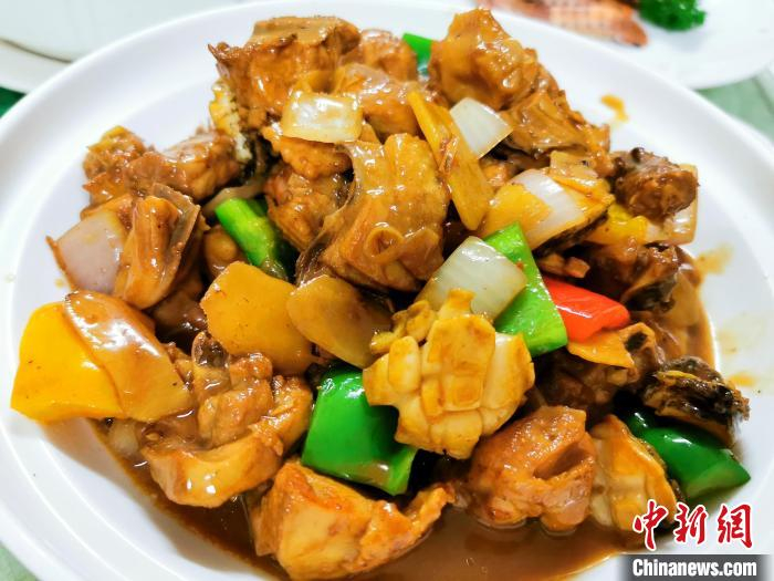 鲜鲍鱼焖阉鸡 李晓春 摄