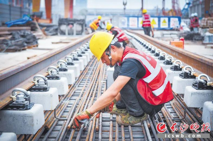 △长沙地铁6号线芙蓉区政府站铺轨基地，工人正忙着钢筋笼焊接、轨排拼装等，现场一片繁忙景象。长沙晚报全媒体记者 邹麟 摄