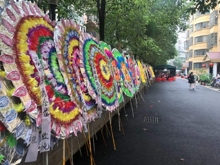 ▲6月16日，张计发的灵堂外，花圈摆了一排。新京报记者 杜寒三 摄