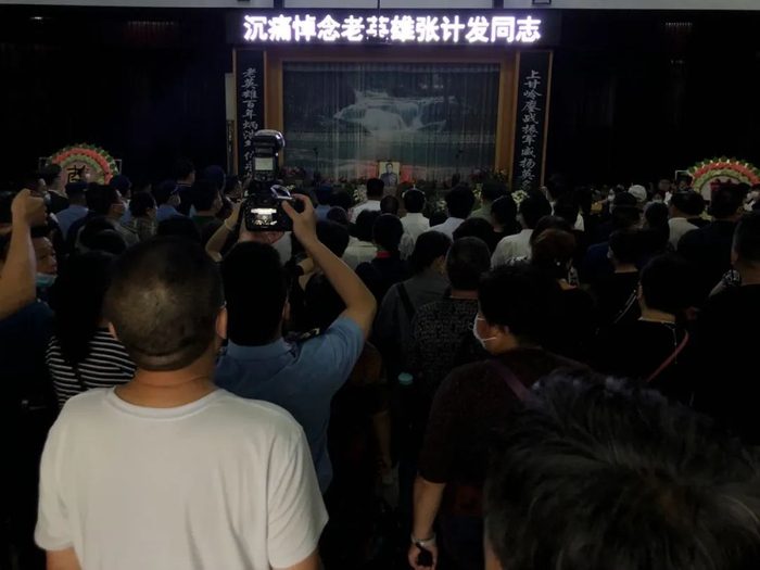 ▲6月17日，信阳市殡仪馆，人们赶来送“张连长”最后一程。新京报记者 杜寒三 摄 