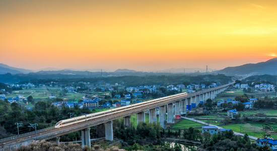     复兴号动车驰骋在沪昆高铁江西段裴家坊特大桥。 刘卫平/摄