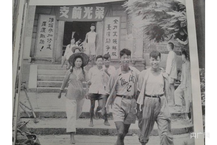 鹰厦铁路图片集《移山填海》，记录了报名修建铁路的年轻人们