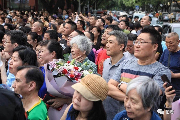 ▲资料图。高考结束，等待的家长在门口迎接自己的孩子。摄影 / 新京报记者李木易