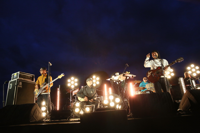 痛仰演出现场，左二为嘉宾乐手朱小龙