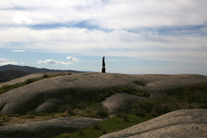 天地之间，贝斯手张静正在缓缓倒立