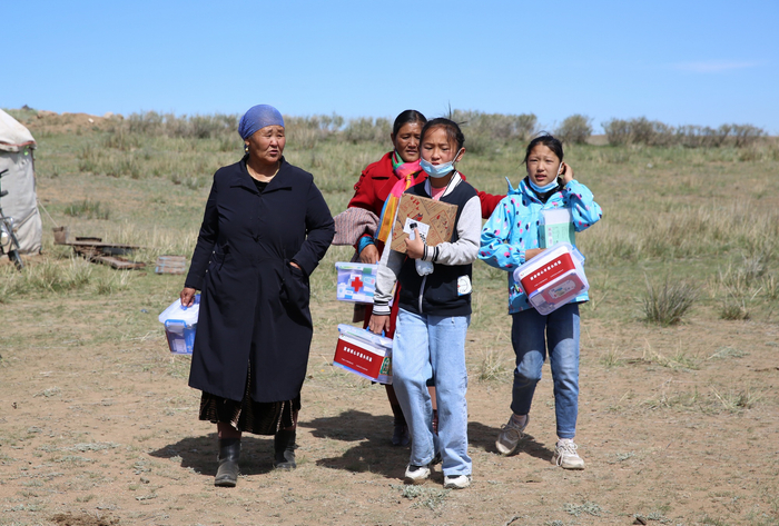 拿到了爱心小药箱的哈萨克牧民一家