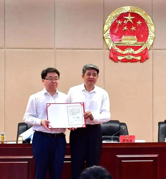 ▲ 通州区人大常委会主任李玉君（右）向杨磊颁发任命书。图/“北京通州发布”微信公众号
