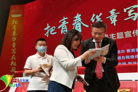 武汉六中的师生代表会后和张维为交流。中国青年网记者 杨月 摄