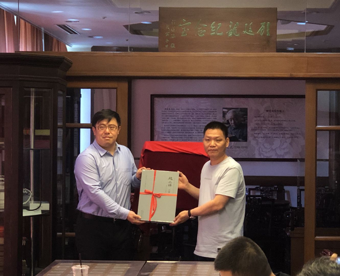 止观书局创始人许石如代表出版方向上海图书馆赠送《赵之谦尺牍》