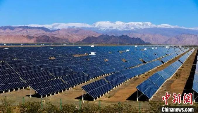 资料图：哈密石城子光伏产业园区。　陈建军 摄