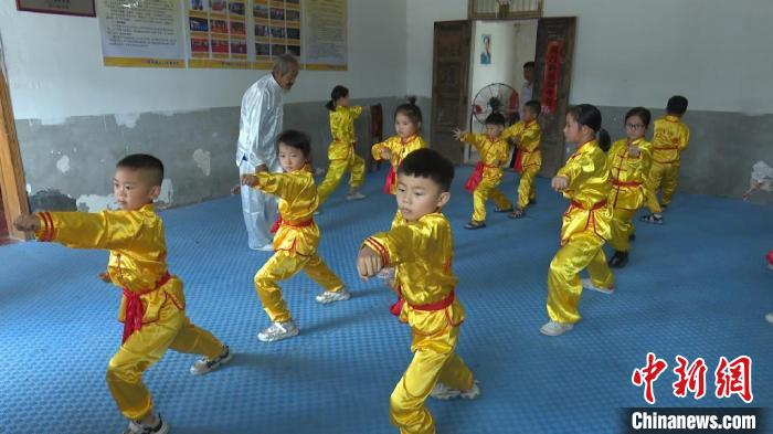 孩子们正在进行牛门洪拳的基本功练习。　刘鸿鹤 摄