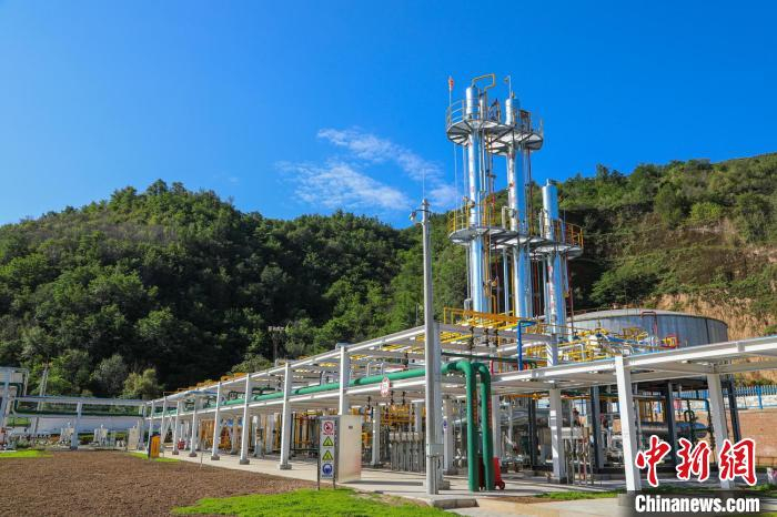 伴生气综合回收利用实现了减排、节能、低碳、增效四重效益。　张鹏飞 摄