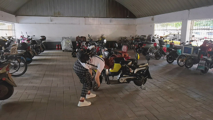 清退杂物后，车棚里可以容纳近70辆电动车。