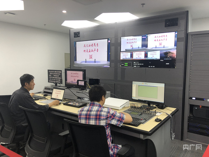 北京朝外司法所工作人员在制作普法宣传作品（央广记者孙莹 摄）