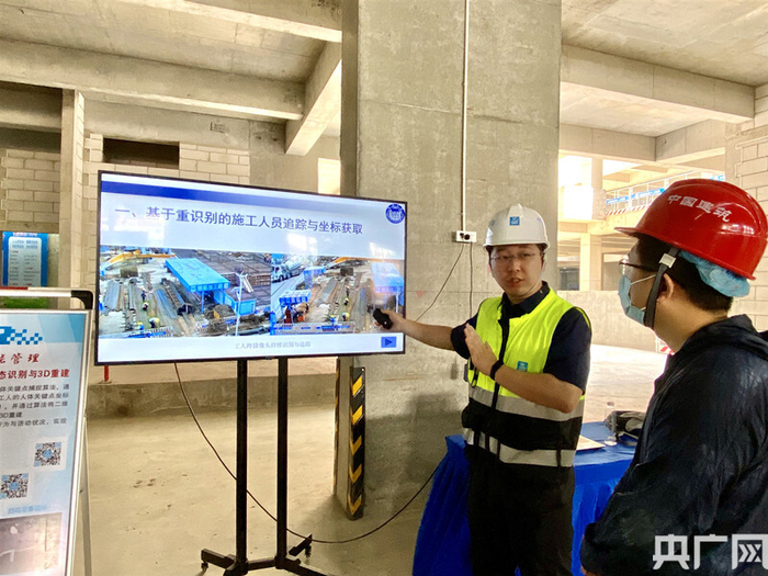 同济大学土木学院博士张冰涵介绍“工地视网膜——施工全息安全系统”（央广网记者 唐奇云 摄）