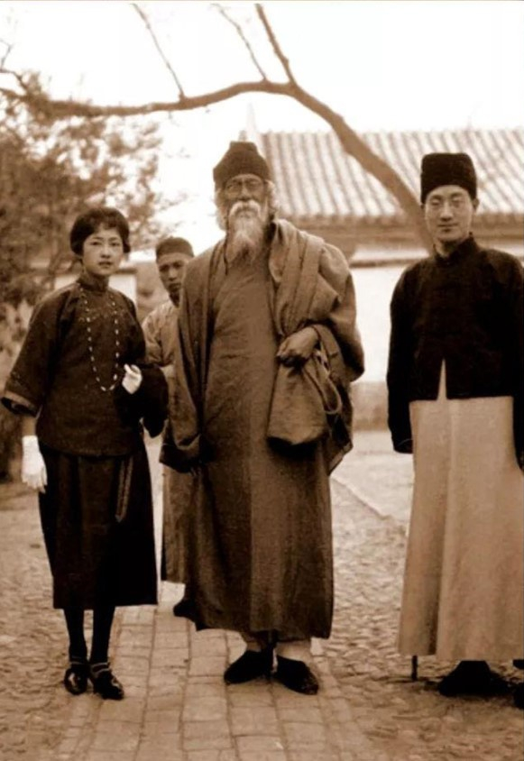 林徽音与泰戈尔、徐志摩合影，被誉为“岁寒三友图”